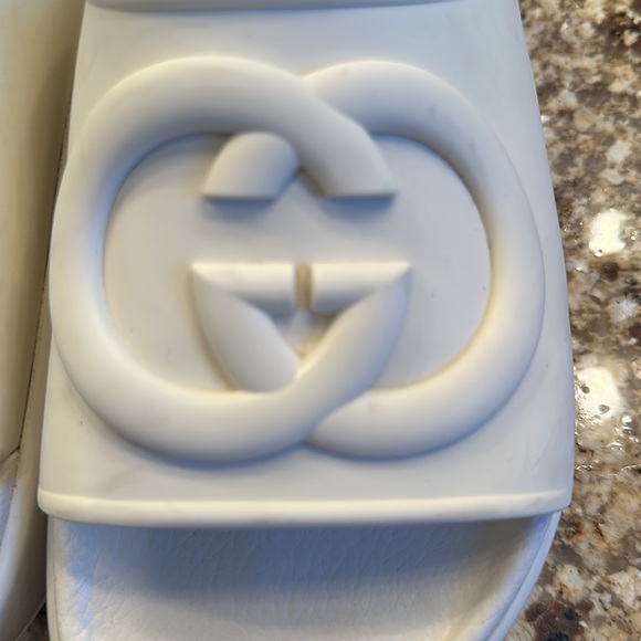 Gucci slide. AUTHENTIC
Embossed Interlocking GG GUCCI - Picture 8 of 9